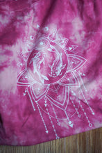 Lade das Bild in den Galerie-Viewer, Batik-Shirt &quot;LUCKY LADY&quot;
